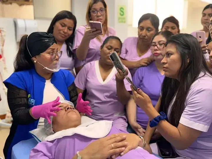 Clase práctica con alumnas