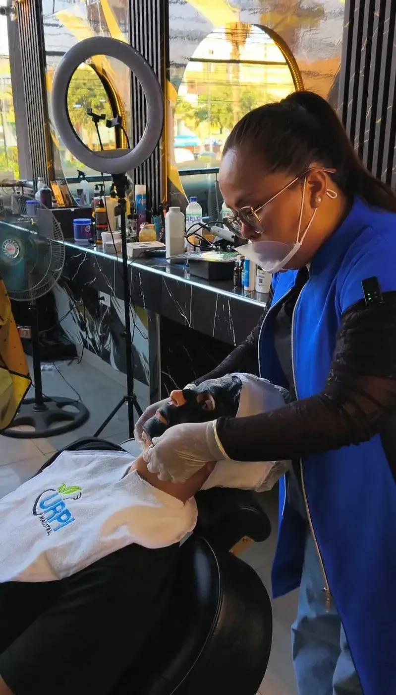 Práctica de faciales para barbería